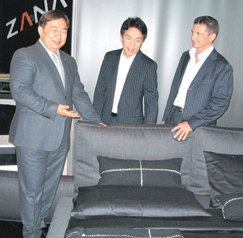 밀라노 국제 가구박람회에 참가한 안성호 에이스침대 사장(왼쪽)이 18일(현지 시간) 박람회장의 자사 현지 브랜드 자나(ZANA) 전시관을 둘러보고 있다. 사진 제공 에이스침대