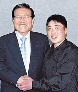 손병두 서강대 총장(왼쪽)이 특별입학을 허가한 삼보도느드 씨와 손을 잡고 웃고 있다. 이훈구 기자