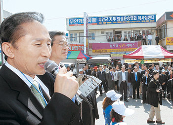 李 전시장 무안장터 유세이명박 전 서울시장이 19일 전남 무안-신안 국회의원 보궐선거 지원 유세를 위해 무안읍 장터에서 유세 차량에 올라 이 지역에 출마한 한나라당 강성만 후보에 대한 지지를 호소하고 있다. 무안=이종승 기자