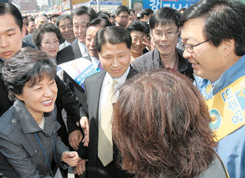 박근혜-김홍업 씨 조우박근혜 전 한나라당 대표(왼쪽)가 19일 전남 무안-신안 국회의원 보궐선거 지원 유세를 위해 찾은 무안읍 장터에서 이 지역 민주당 후보로 출마한 김홍업 씨(오른쪽) 부부를 만나 악수하고 있다. 무안=연합뉴스