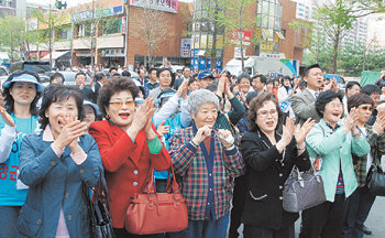 “찍어줄게요” 4·25 재·보선 선거운동이 시작된 12일 대전 서구 월평동의 한 아파트 단지에 모인 시민들이 한 국회의원 후보의 연설 도중 박수를 치며 지지 의사를 밝히고 있다. 대전=김동주  기자