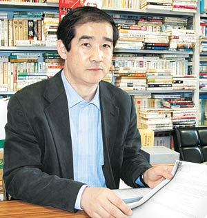 하야시 히로후미 간토가쿠인대 교수가 일본군위안부 강제 동원을 뒷받침하는 공적 문서가 없다는 아베 신조 일본 총리의 말이 잘못됐음을 보여 주는 도쿄재판 기록을 들어보이고 있다. 그는 강제 동원 입증 자료는 도쿄재판 기록 외에 일본 정부가 발표한 공문서에서도 찾을 수 있다고 강조했다. 요코하마=서영아 특파원