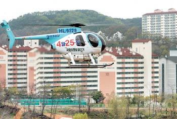 “투표 꼭 하세요”22일 경기 화성시 선거관리위원회가 4·25 보궐선거 투표 참여를 홍보하기 위해 띄운 헬리콥터가 ‘4월 25일 국회의원 보궐선거’라는 문구를 붙인 채 화성 시내 상공을 날고 있다. 화성=이종승 기자