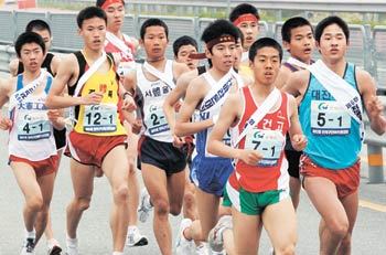 13개 남자 고교팀 선수들이 힘차게 도로를 질주하고 있다. 충북체고가 1위로 골인하며 대회 2연패를 이룩했다. 공주=전영한  기자