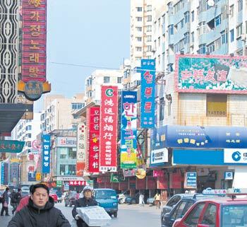 중국 속에서 한국을 느낄 수 있는 랴오닝 성 선양 시 시타 거리. 한국에 대한 이미지를 바꾸기 위해 최근 교민들이 자발적으로 ‘신시타운동’을 전개하고 있다. 선양=김재영 기자