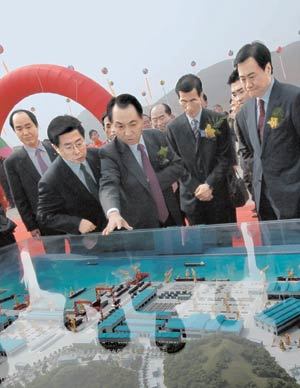 STX조선은 지난달 30일 중국 랴오닝 성 다롄 시 장싱 섬에서 ‘STX 대련 조선해양 종합생산기지’ 기공식을 가졌다. 강덕수 STX 그룹 회장이 중국 측 주요 인사에게 공장 조감도를 설명하고 있다. 사진 제공 STX조선