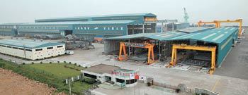 삼성중공업이 1997년 중국 저장 성 닝보에 설립한 연생산 12만 t 규모의 블록 조립공장. 올해 안에 닝보 공장 확장 공사가 끝나면 연생산 규모가 20만 t으로 늘어난다. 사진 제공 삼성중공업