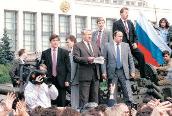 1991년 “보수파는 가라” 보리스 옐친 전 러시아 대통령(가운데)이 1991년 8월 21일 자신을 체포하러 온 탱크 위에 올라가 보수파의 쿠데타가 무효임을 선언하고 장교들은 그에 대한 복종을 선언했다. 러시아의 ‘옐친 시대’를 알리는 전환점이 됐다. 로이터 연합뉴스