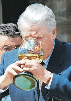 1994년 5월 독일 방문 중 화이트와인을 마시고 있는 보리스 옐친 러시아 대통령. 로이터 연합뉴스
