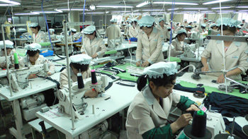 24일 개성공단에 입주한 한 의류공장에서 북측 직원들이 옷을 만들고 있다. 개성=김경제  기자