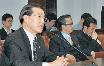 장동익 대한의사협회장이 24일 국회 보건복지위원회에 출석해 의원들의 질문에 답하고 있다. 이종승  기자