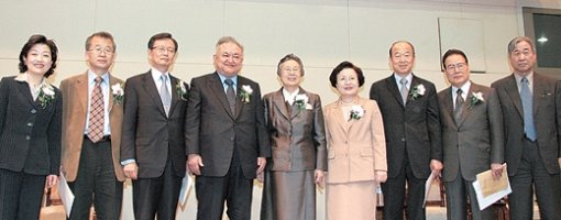 24일 오후 이화여대 국제교육관에서 이화학술원 개원식이 열렸다. 왼쪽부터 한소엽 이화학술원 사무국장, 이서구 최진호 신용하 석좌교수, 윤후정 이화학당 이사장, 이배용 총장, 박경서 석좌교수, 이어령 명예석좌교수, 진덕규 이화학술원장. 사진 제공 이화여대