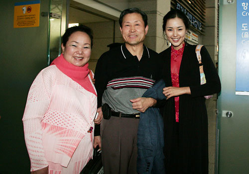2006 미스코리아 진 이하늬씨(오른쪽)와 이하늬씨의 아버지 이상업씨(가운데), 어머니 문재숙씨(왼쪽). 동아닷컴