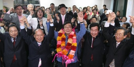 4.25재.보선일인 25일 전남 신안.무안 국회의원 보궐선거에서 승리한 김홍업 민주당 후보가 무안읍 자신의 사무실에서 지지자들과 함께 환호하고 있다. 무안=박영철기자