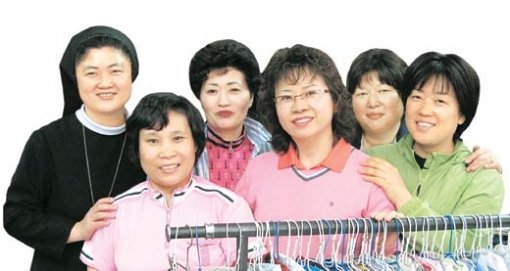 재활용협동조합 살림의 일꾼들. 왼쪽은 강북 평화의집 임현애 수녀.