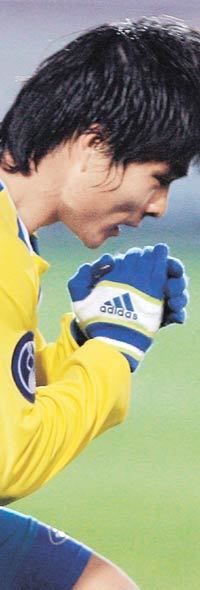 호주 애들레이드 유나이티드와의 아시아챔피언스리그 경기에서 결승골을 넣은 성남 일화의 최성국이 기도 세리머니를 하고 있다. 성남=연합뉴스