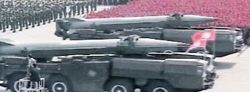 북한 인민군 창건 75주년 기념일인 25일 평양 김일성광장에서 열린 대규모 열병식에 등장한 미사일 부대. 이날 행사엔 모두 48기의 미사일이 등장했다. 조선중앙TV 촬영