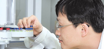 에코분석그룹의 한 연구원이 제품 안에서 유해 물질을 뽑아내 농축한 시료를 관찰하고 있다. 사진 제공 삼성전자