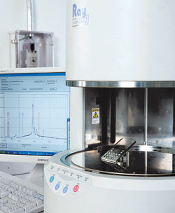 삼성전자 에코분석그룹 실험실에 있는 X선형광분석기(XRF). XRF 안에 휴대전화를 넣자 모니터(왼쪽)에 수은 납 등 인체 유해 물질이 얼마나 들어있는지를 나타내는 그래프가 그려졌다. 사진 제공 삼성전자
