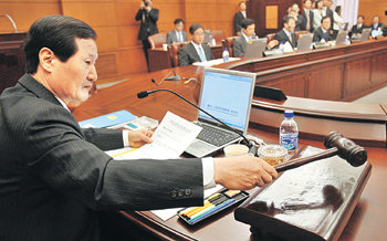 27일 생명보험회사 상장 관련 규정 개정안이 통과됨에 따라 18년 동안 끌어 온 생보사 상장 작업이 급물살을 타게 됐다. 윤증현 금융감독위원회 위원장이 이날 오전 정례회의에서 개정안을 승인하고 있다. 연합뉴스