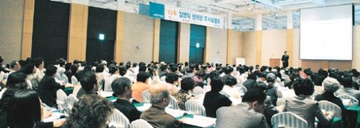 주식투자 지방설명회 스타트 본보와 대한투자증권이 공동 주최하는 ‘2007 투자설명회’가 27일 청주 라마다호텔 3층 세미나실에서 열렸다. 좌석을 가득 메운 투자자들이 김영익 대투증권 리서치센터장의 증시 전망을 듣고 있다. 이날부터 시작된 지방 투자설명회는 30일 대전(평송 청소년수련원),5월2일 대구(EXCO대회의실), 3일 부산(부산상공회의소), 4일 광주(광주은행 본점), 7일 전주(전주컨벤션홀)의 순으로 열린다. 사진 제공 대한투자증권