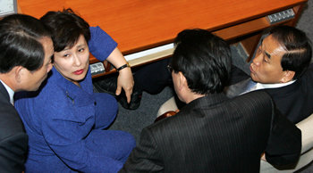 심각한 한나라 지도부 한나라당 이재오 최고위원과 김형오 원내대표, 전여옥 전 최고위원, 정형근 최고위원(오른쪽부터) 등 지도부가 27일 국회 본회의 도중 심각한 표정으로 무엇인가를 논의하고 있다. 연합뉴스