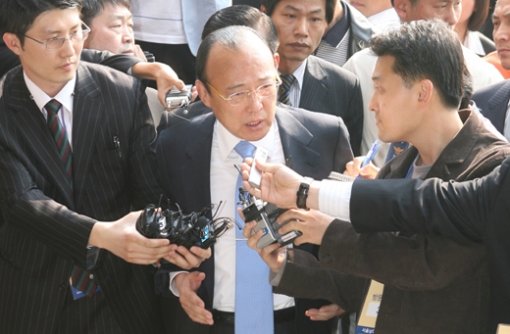 보복폭행 의혹을 받고 있는 김승연 한화 그룹회장이 29일 경찰 조사를 받기 위해 서울 남대문 경찰서로 들어서고 있다. 박영대 기자.