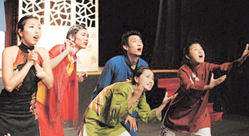 연세대 중어중문학과 재학생과 졸업생으로 구성된 ‘중문학술회’가 중국어 연극을 선보이고 있다. 이들은 “현대적 감각과 세련미를 갖추면 화류도 한류에 못지 않을 것”이라고 전망했다. 사진 제공 중문학술회