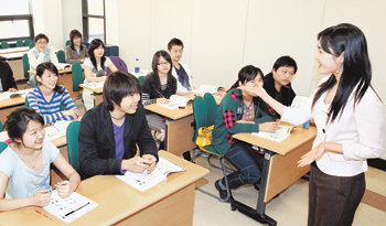 한류 열풍으로 한국 대학에 대한 관심이 높고 국내 대학도 중국 유학생 유치에 적극 나서 중국 유학생이 크게 늘고 있다. 성균관대 한국어학당에서 공부하고 있는 중국 유학생들. 김미옥 기자