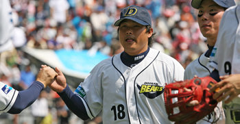 “잘했어” ‘잘막고 잘 때린 김동주.’ 프로야구 롯데-두산전 4회초. 두산의 3루수 김동주(18번)가 1사 1루에서 롯데 4번 타자 이대호의 라이너성 타구를 절묘하게 잡아내 2루로 달리던 1루 주자 박현승까지 아웃시키는 더블플레이를 성공시킨 뒤 동료들의 축하를 받고 있다. 연합뉴스