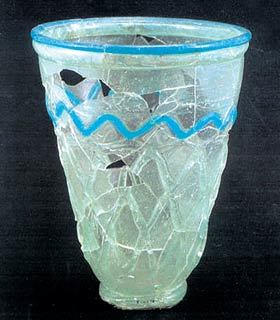 신라시대 고분인 경북 경주시 황남대총에서 발굴된 유리잔. 서역에서 건너온 것으로 전해진다. 사진 제공 국립경주박물관