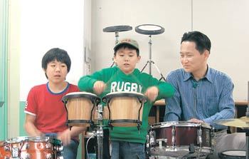 아들과 함께 드럼 연습을 하고 있는 나정원 씨(오른쪽)는 아들들과 소통하기 위해 취미도 산행에서 드럼으로 바꿨다. 김경애 사외 기자