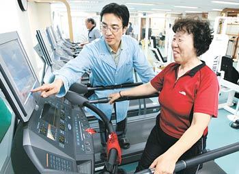 서울 강남구 보건소 내 건강증진센터에서 한 주민이 임상운동처방사의 설명을 들으며 걷기운동을 하고 있다. 건강검진 결과 고혈압 당뇨 고도비만으로 판명되면 건강증진센터를 6개월간 무료로 이용할 수 있다. 김미옥 기자