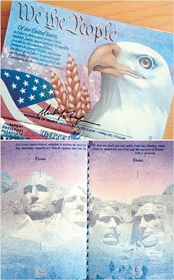 새로 발행되는 미국 여권은 ‘미국적 이미지’로 가득 찼다는 평가를 받고 있다. 본인 서명날인 페이지(위쪽)에는 성조기와 미국 헌법, 미국을 상징하는 흰머리독수리 그림이 실려 있다. 출입국 도장이 찍히는 페이지(아래쪽)에는 러시모어 산에 있는 미국 역대 대통령 4명의 얼굴 조각상 그림이 배경으로 등장한다. 사진 출처 뉴욕타임스 웹사이트