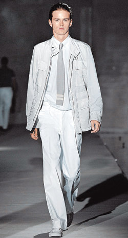 휴고보스 블랙. 실버 그레이 재킷은 중년층도 젊은 감각으로 입을 수 있는 스타일이다.
