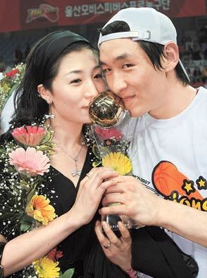 양동근이 6일 결혼하는 약혼녀 김정미 씨(왼쪽)와 함께 플레이오프 최우수선수(MVP) 트로피에 입맞춤하고 있다. 울산=연합뉴스