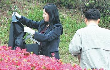 김승연 회장 집 압수수색‘그날 밤 이 옷을 입었던 걸까?’ 1일 서울 종로구 가회동 김승연 한화그룹 회장의 집을 압수수색한 수사관들이 정원에서 옷가지를 확인하고 있다. 변영욱 기자