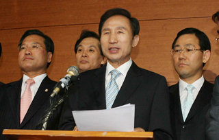 이명박 전 서울시장이 2일 서울 종로구 견지동 안국포럼에서 강재섭 대표의 당 쇄신 방안에 대한 입장을 밝히고 있다. 이종승기자