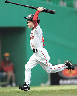 “방망이 들어가요” SK 외국인 투수 마이클 로마노의 아들 마이클(8)이 문학구장에서 열린 두산과의 홈경기에서 배트 보이로 나서 신나게 방망이를 더그아웃으로 나르고 있다. 아버지와 아들의 이름이 같다. 인천=연합뉴스