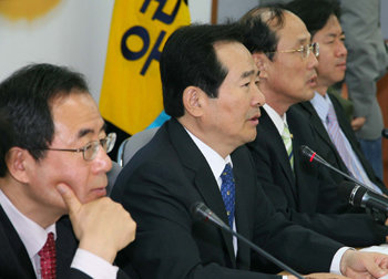 정세균 열린우리당 의장(왼쪽에서 두 번째)이 2일 서울 영등포 당사에서 열린 확대간부회의에서 “당 해체론은 무책임한 주장”이라며 당 일각에서 제기되고 있는 ‘해체론’을 비판하고 있다. 김동주  기자