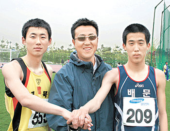 이진일 육상 대표팀 중거리 코치(가운데)가 김재열(왼쪽) 오기석과 손을 잡고 선전을 다짐하고 있다. 고양=양종구  기자