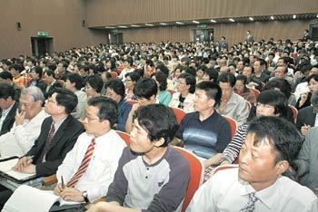 동아일보와 대한투자증권 공동 주최로 3일 부산 부산진구 범천1동 부산상공회의소 대강당에서 열린 ‘2007 전국 순회 투자설명회’에서 500여 명의 참가자가 김영익 대투증권 리서치센터장 등 강사들의 강연을 경청하고 있다. 사진 제공 대한투자증권