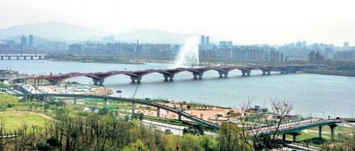 98m 높이의 하늘공원에서 바라본 한강의 풍경. 쓰레기산이 서울의 새로운 조망 명소가 됐다. 홍진환 기자