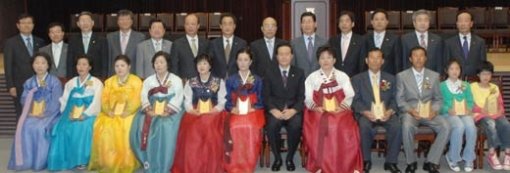 3일 서울 중구 충정로1가 농협중앙회 본사에서 ‘농협 효행상’을 받은 수상자들. 사진 제공 농협중앙회
