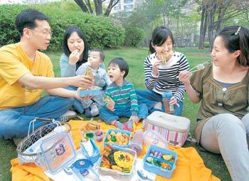 5월은 가족, 연인, 친구와 함께 피크닉을 떠나기에 좋은 시기다. 정성이 담긴 도시락이 있다면 즐거움은 두 배로 커진다.