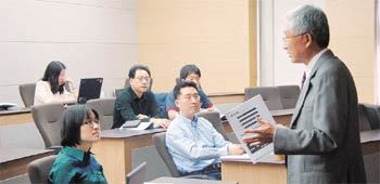 조만준(오른쪽 두 번째) 씨는 삼성전자 과장직을 과감히 버리고 한국형 MBA에 진학했다. 비용 대비 효율을 고려한 결정이었다. 기술개발자 출신인 그는 하이테크 마케팅 전문 매니저를 꿈꾸고 있다. 사진 제공 한국과학기술원