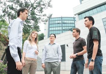 캐나다 토론토대를 졸업한 최성호 씨(가운데)는 “세상의 패러다임이 아시아로 이동하고 있기 때문에 아시아에 더 기회가 많을 것”이라며 성균관대 MBA를 택했다. 사진 제공 성균관대