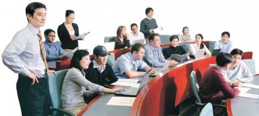 고려대 글로벌 MBA에 재학 중인 다양한 국적의 학생들이 토론을 하며 수업을 준비하고 있다. 한국형 MBA는 글로벌 시대가 요구하는 인재 양성의 장으로 자리잡고 있다. 사진 제공 고려대