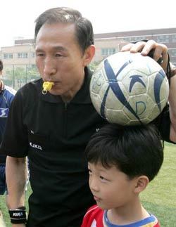 유소년 축구 심판으로 이명박 전 서울시장이 어린이날인 5일 서울 언남고에서 열린 유소년축구대잔치에 심판으로 나서 어린이들과 기념사진을 찍고 있다. 연합뉴스