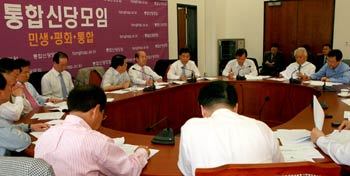 통합신당모임 소속 의원들이 7일 중도개혁통합신당(가칭) 창당을 앞두고 6일 국회에서 마지막 전원회의를 열어 창당 행사에 대해 논의하고 있다. 연합뉴스